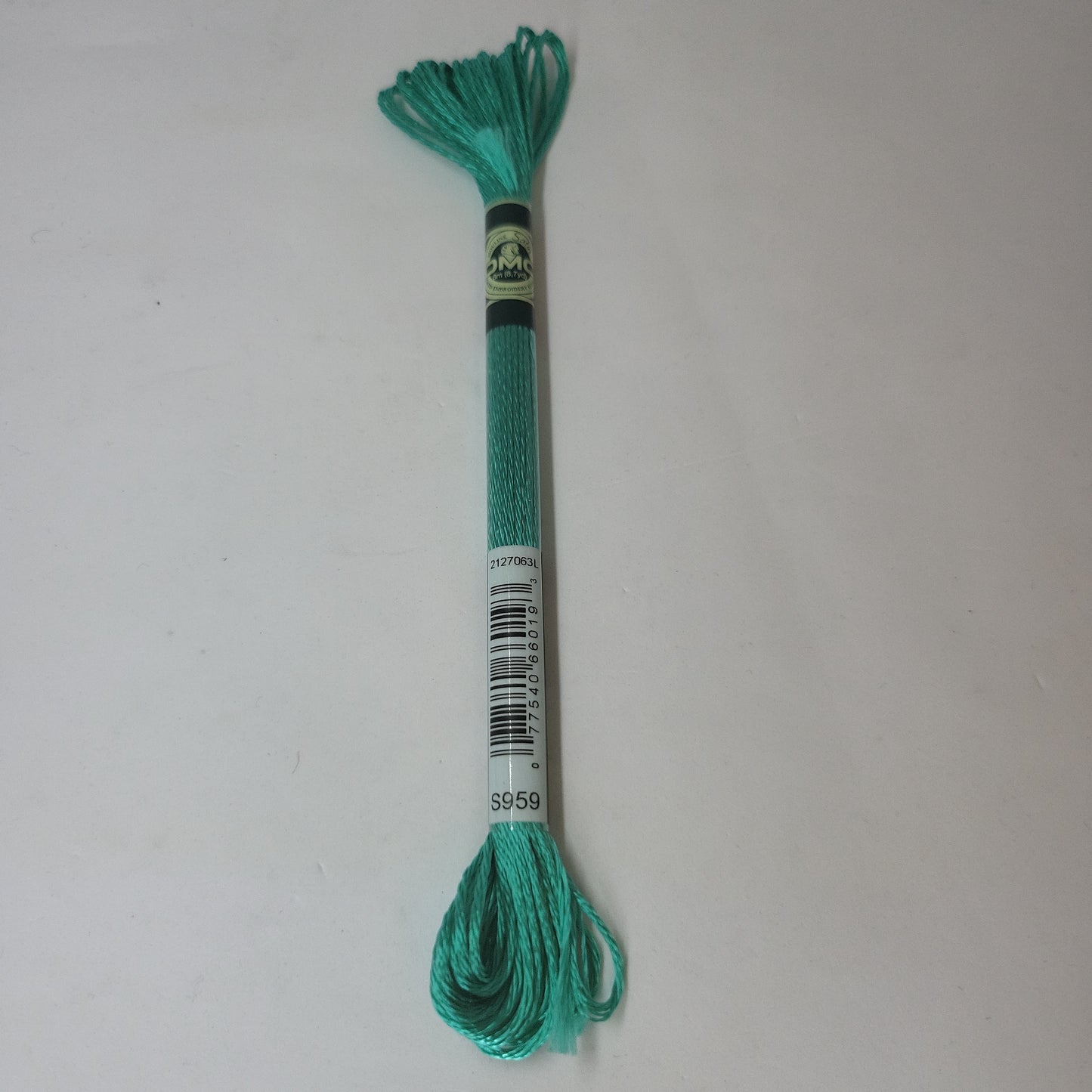 S959 Satin Thread: 8m: Skeins