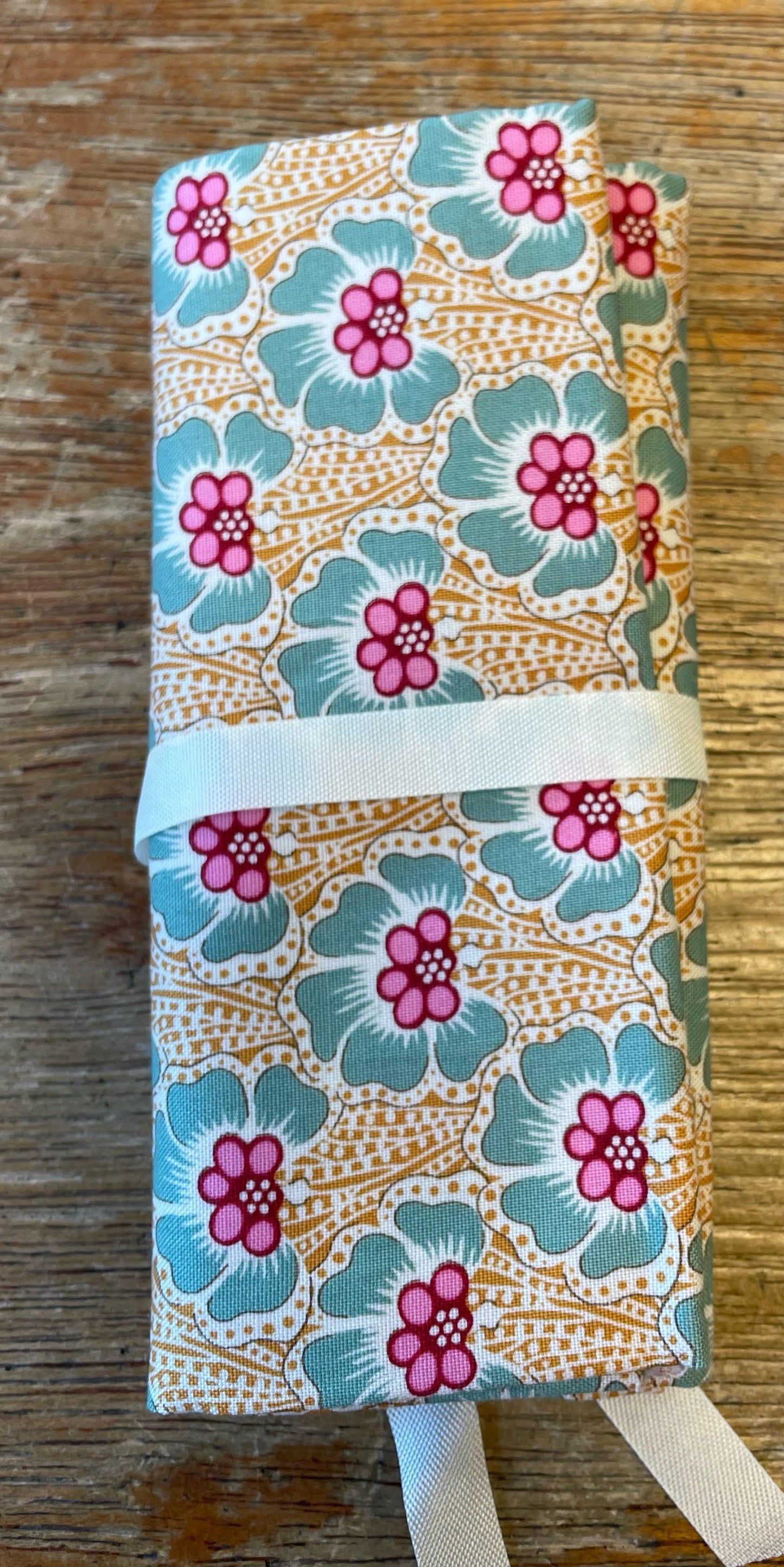 Fabric: Fat Quarters: Cotton Beach: 50 x 55cm WHILE STOCKS LAST